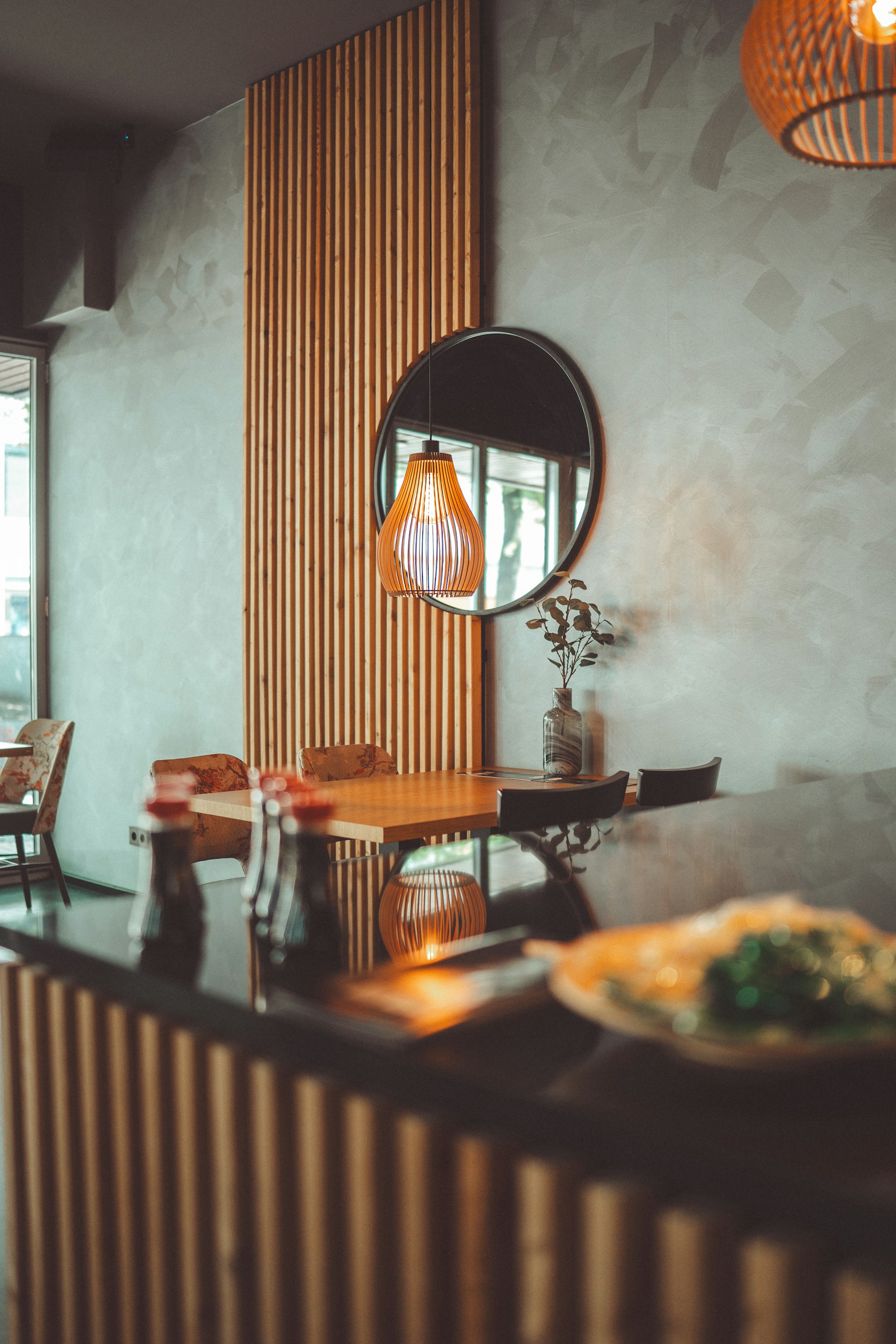 Warm beleuchteter Restaurantinnenraum